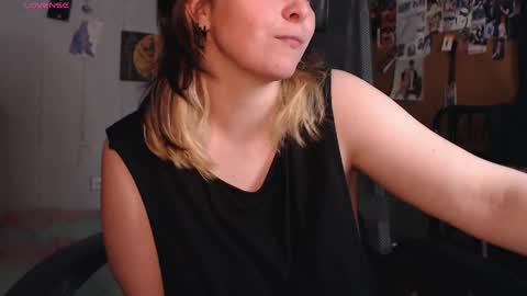 Snapshot of idontknowwhyjojo chatting on 05-03-26, 10:27 Saya online show from 05-03-26, 10:27