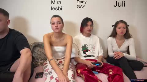 Snapshot of ihavepaws33 chatting on 01-09-25, 01:35 Julia and Mira online show from 01-09-25, 01:35
