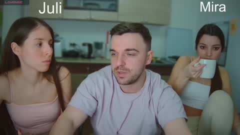 Snapshot of ihavepaws33 chatting on 02-19-25, 04:44 Julia and Mira online show from 02-19-25, 04:44