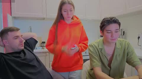 Snapshot of ihavepaws33 chatting on 10-02-25, 06:42 Julia and Mira online show from 10-02-25, 06:42