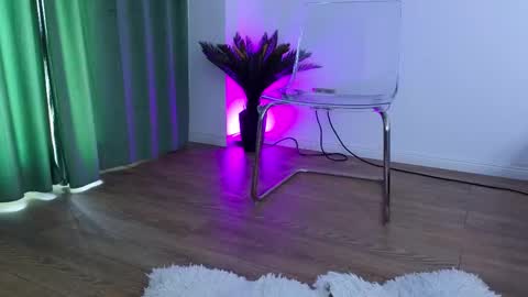 Snapshot of ilikeithaard chatting on 09-19-25, 05:53 Emma online show from 09-19-25, 05:53