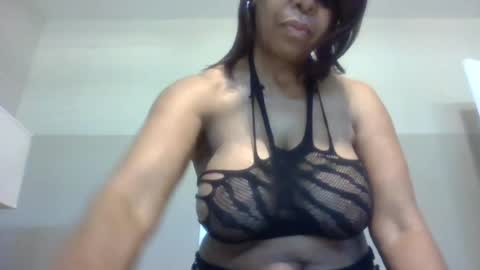 Snapshot of im_laa30z chatting on 05-08-26, 12:10 weet exy Cougar online show from 05-08-26, 12:10