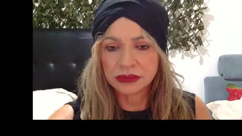 Snapshot of im_sharonr chatting on 11-05-25, 04:07 Sharon online show from 11-05-25, 04:07