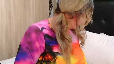 Snapshot of im_sharonr chatting on 12-01-25, 01:16 Sharon online show from 12-01-25, 01:16