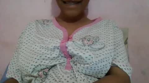 Snapshot of imlovelyrose chatting on 12-25-24, 01:53 ROSE online show from 12-25-24, 01:53