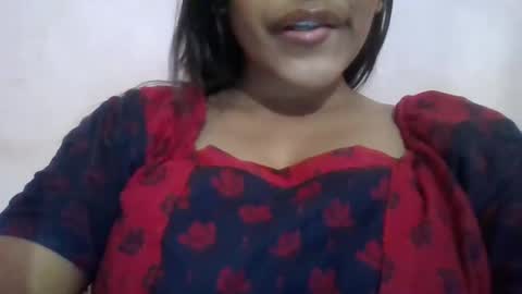 Snapshot of imlovelyrose chatting on 01-29-25, 01:28 ROSE online show from 01-29-25, 01:28