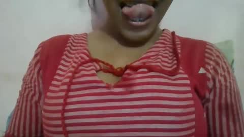 Snapshot of imlovelyrose chatting on 02-01-25, 03:39 ROSE online show from 02-01-25, 03:39