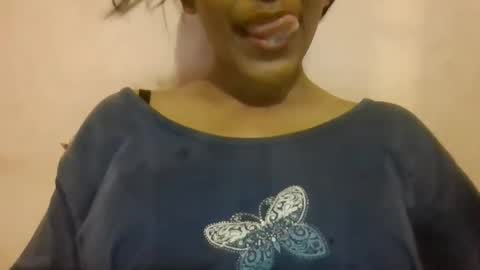 Snapshot of imlovelyrose chatting on 03-04-25, 01:06 ROSE online show from 03-04-25, 01:06