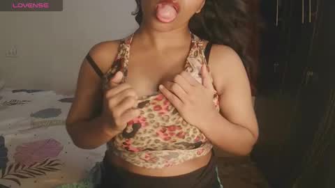 Snapshot of imlovelyrose chatting on 09-18-25, 01:02 ROSE online show from 09-18-25, 01:02