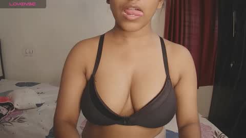 Snapshot of imlovelyrose chatting on 09-20-25, 02:45 ROSE online show from 09-20-25, 02:45