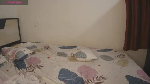 Snapshot of imlovelyrose chatting on 09-22-25, 12:29 ROSE online show from 09-22-25, 12:29