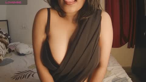 Snapshot of imlovelyrose chatting on 10-05-25, 11:52 ROSE online show from 10-05-25, 11:52