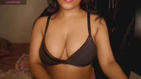 Snapshot of imlovelyrose chatting on 10-15-25, 06:41 ROSE online show from 10-15-25, 06:41