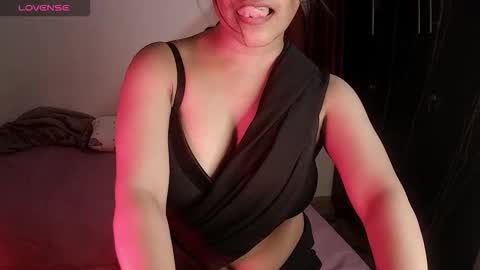 Snapshot of imlovelyrose chatting on 10-20-25, 11:43 ROSE online show from 10-20-25, 11:43