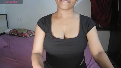 Snapshot of imlovelyrose chatting on 11-08-25, 01:00 ROSE online show from 11-08-25, 01:00