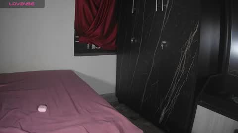 Snapshot of imlovelyrose chatting on 11-09-25, 06:17 ROSE online show from 11-09-25, 06:17