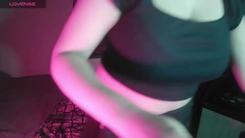 Snapshot of imlovelyrose chatting on 11-10-25, 06:51 ROSE online show from 11-10-25, 06:51