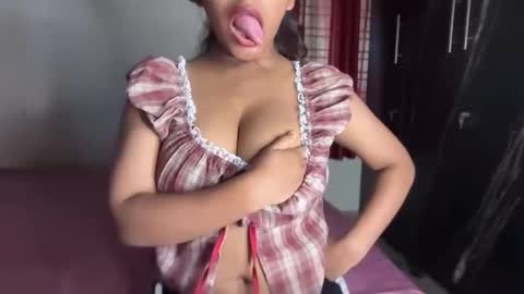 Snapshot of imlovelyrose chatting on 06-01-26, 10:39 ROSE online show from 06-01-26, 10:39