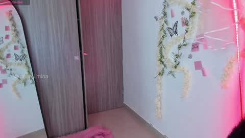 Snapshot of immia_rosse chatting on 12-17-24, 11:27 mia --------- COL TIME online show from 12-17-24, 11:27