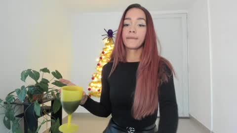 Snapshot of immia_rosse chatting on 12-30-24, 12:00 mia --------- COL TIME online show from 12-30-24, 12:00