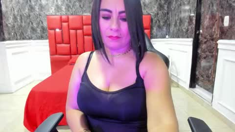 Snapshot of imyourdirtymilf chatting on 10-11-25, 01:20 Karina online show from 10-11-25, 01:20