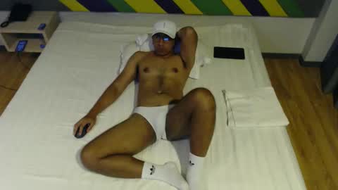 Snapshot of incrediballz chatting on 09-27-25, 07:30 incrediballz online show from 09-27-25, 07:30