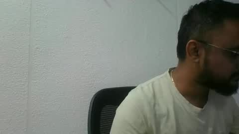 Snapshot of indian1433 chatting on 11-28-25, 04:26 indian1433 online show from 11-28-25, 04:26