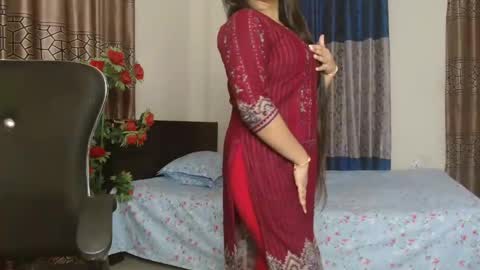 Snapshot of indiantina chatting on 11-24-25, 12:27 tina online show from 11-24-25, 12:27