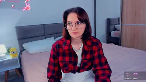 Snapshot of inellcanty chatting on 09-19-25, 04:03 Kira online show from 09-19-25, 04:03