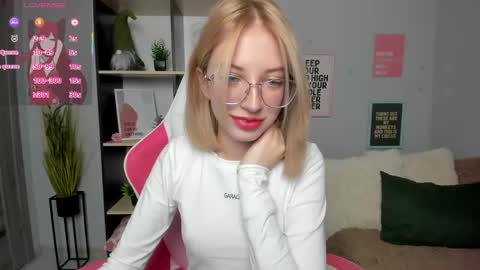 Mia online show from 11-19-25, 03:34