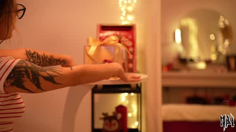 Snapshot of informal_ chatting on 12-05-25, 01:36 MAL --- online show from 12-05-25, 01:36