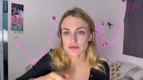 Snapshot of inspirebyeva chatting on 01-18-26, 12:53 Eva online show from 01-18-26, 12:53