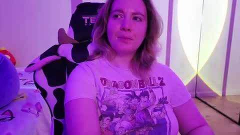 Snapshot of internetfairy_xo chatting on 10-21-25, 04:24 Faye online show from 10-21-25, 04:24