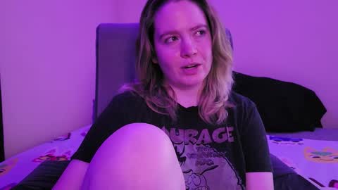 Snapshot of internetfairy_xo chatting on 11-04-25, 07:18 Faye online show from 11-04-25, 07:18