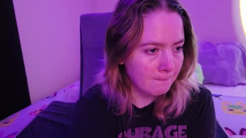 Snapshot of internetfairy_xo chatting on 11-22-25, 05:39 Faye online show from 11-22-25, 05:39