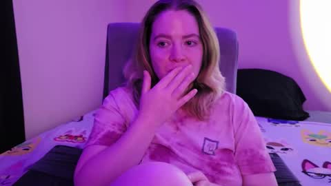 Snapshot of internetfairy_xo chatting on 11-27-25, 03:41 Faye online show from 11-27-25, 03:41