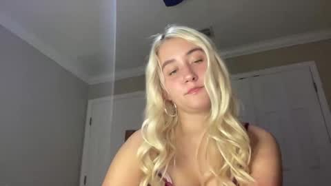 Snapshot of irispink1 chatting on 12-14-25, 11:31 Irispink1 online show from 12-14-25, 11:31