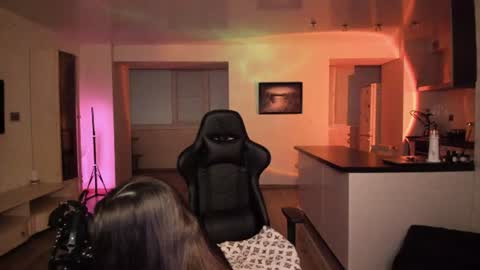 irisskiss online show from 06-30-26, 07:48