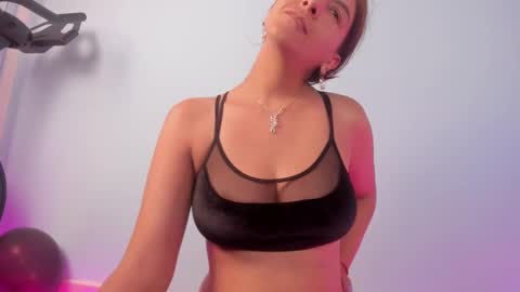 Snapshot of isa_kis_1 chatting on 03-01-25, 06:32 Isabella online show from 03-01-25, 06:32