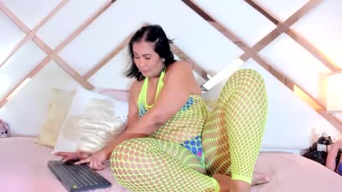 Snapshot of isa_maturex_ chatting on 02-28-25, 12:31 ISABELA online show from 02-28-25, 12:31