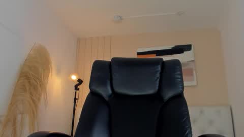 Snapshot of isaac_cryston chatting on 11-06-25, 08:32 isaac_cryston online show from 11-06-25, 08:32