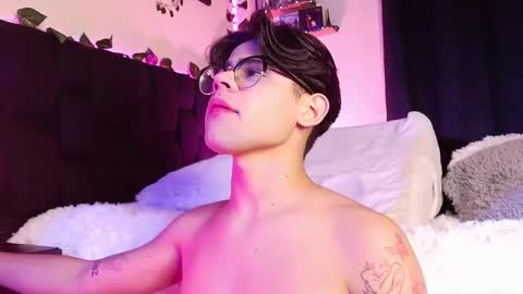 Isaac Saenz. online show from 03-09-25, 09:46