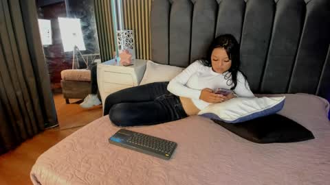 Snapshot of isabella_fg chatting on 03-23-26, 08:46 Issa online show from 03-23-26, 08:46