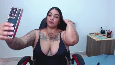 Snapshot of isabella_hots chatting on 03-07-25, 08:00 estefania online show from 03-07-25, 08:00