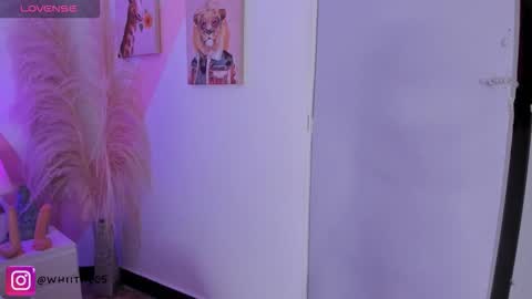 Isabella White online show from 10-15-25, 06:08