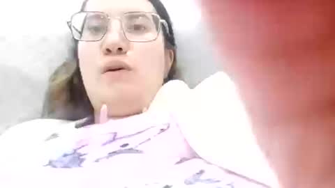Snapshot of isabellahunter2 chatting on 06-08-26, 05:08 isabellahunter2 online show from 06-08-26, 05:08
