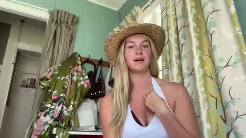 Snapshot of isabellesings chatting on 01-08-26, 01:30 isabellesings online show from 01-08-26, 01:30