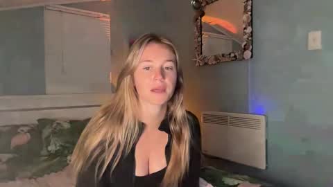 Snapshot of isabellesings chatting on 05-08-26, 02:39 isabellesings online show from 05-08-26, 02:39