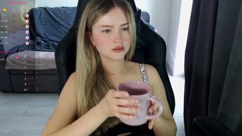 Snapshot of isabelswan chatting on 05-25-26, 02:45 isabelswan online show from 05-25-26, 02:45