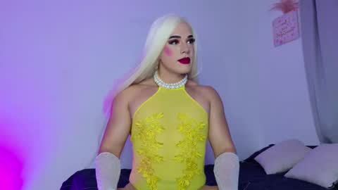 Isabella Hilton online show from 10-17-25, 03:03